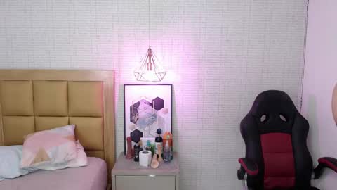 Snapshot of lolamaxi chatting on 02/21/25, 09:34 LOLA online show from 02/21/25, 09:34