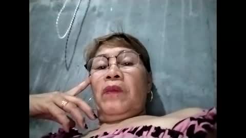 Snapshot of lolamommie chatting on 09/15/25, 11:43 tey online show from 09/15/25, 11:43