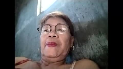 Snapshot of lolamommie chatting on 10/19/25, 10:54 tey online show from 10/19/25, 10:54