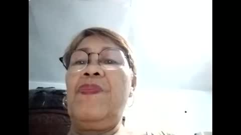 Snapshot of lolamommie chatting on 10/22/25, 11:15 tey online show from 10/22/25, 11:15