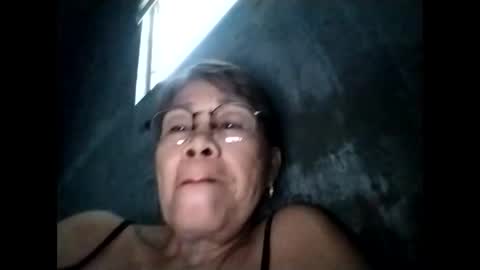 Snapshot of lolamommie chatting on 11/19/25, 08:25 tey online show from 11/19/25, 08:25