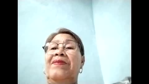 Snapshot of lolamommie chatting on 12/15/25, 05:12 tey online show from 12/15/25, 05:12