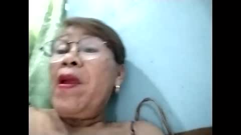 Snapshot of lolamommie chatting on 12/17/25, 05:57 tey online show from 12/17/25, 05:57