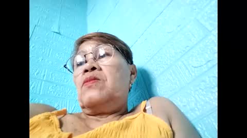 Snapshot of lolamommie chatting on 01/18/26, 01:42 tey online show from 01/18/26, 01:42