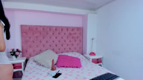 Snapshot of lolavoss_ chatting on 12/18/25, 03:23 Lola Voss online show from 12/18/25, 03:23