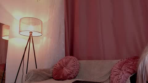 Snapshot of lolly_js_ chatting on 11/18/25, 07:24 Lolly online show from 11/18/25, 07:24