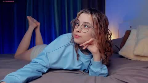 Lona online show from 11/28/25, 06:54