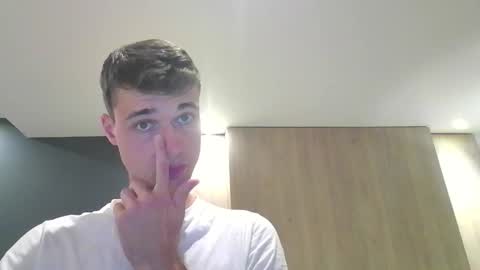 Snapshot of london_tomy chatting on 09/21/25, 01:40 london_tomy online show from 09/21/25, 01:40