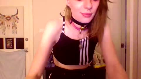 Snapshot of lonely_cosplay_chick chatting on 12/14/25, 01:05 Sidney Prescott online show from 12/14/25, 01:05