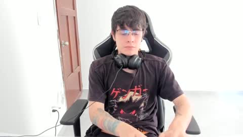 Snapshot of lonelyhotboy0 chatting on 09/22/25, 03:03 Kevin online show from 09/22/25, 03:03