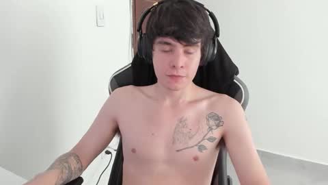 Snapshot of lonelyhotboy0 chatting on 10/10/25, 02:49 Kevin online show from 10/10/25, 02:49