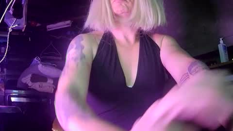 Snapshot of longbeachcd69 chatting on 11/30/25, 12:31 longbeachcd69 online show from 11/30/25, 12:31