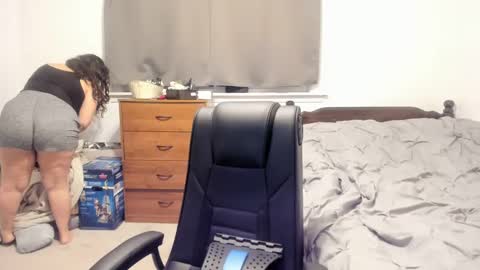 Snapshot of longhairbigbewbs chatting on 01/01/25, 11:51 Rose online show from 01/01/25, 11:51