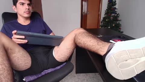 Snapshot of looki_16 chatting on 12/17/25, 05:08 looki 16 online show from 12/17/25, 05:08