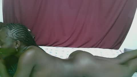 lora_amor online show from 10/10/25, 12:31