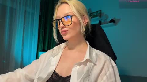 Lora heil online show from 01/19/26, 01:59