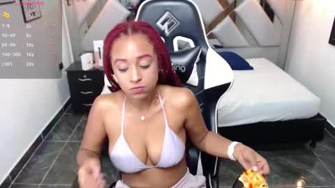 Snapshot of lorena_vieira_ chatting on 12/15/24, 11:09 Lorena Vieira online show from 12/15/24, 11:09