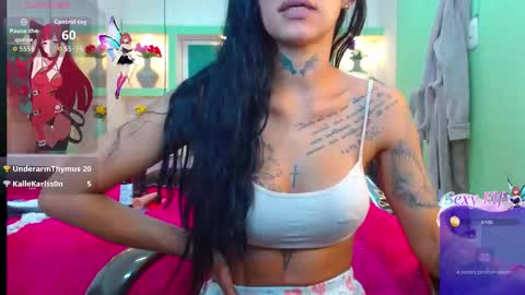 Snapshot of lorenapinto_ chatting on 12/20/25, 10:28 lore online show from 12/20/25, 10:28