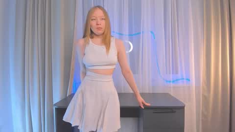 Snapshot of lorenpiyano chatting on 12/15/25, 05:17 Lola online show from 12/15/25, 05:17