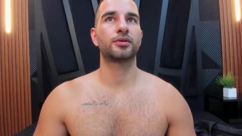  L O R E N Z O  Thumbs Up help  online show from 11/26/25, 05:14