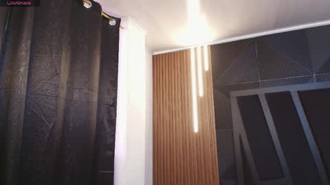  L O R E N Z O  Thumbs Up help  online show from 04/02/26, 05:10