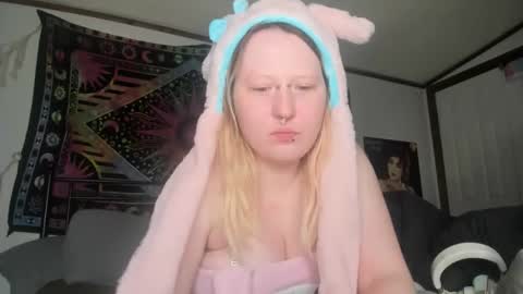 Snapshot of loricritter2 chatting on 12/18/25, 01:11 Lori Critter online show from 12/18/25, 01:11