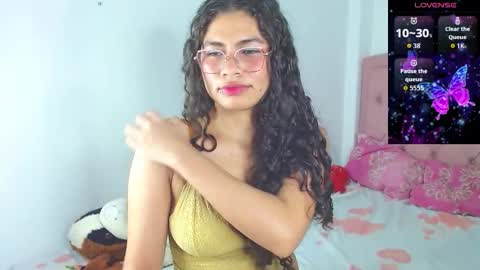 Snapshot of lorraine_rosse chatting on 12/17/25, 05:57 lorraine online show from 12/17/25, 05:57