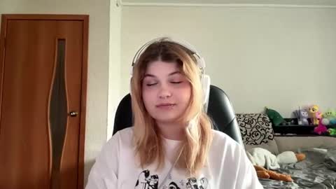 Snapshot of lorrainepurkiss chatting on 06/19/26, 07:01 Stasha online show from 06/19/26, 07:01