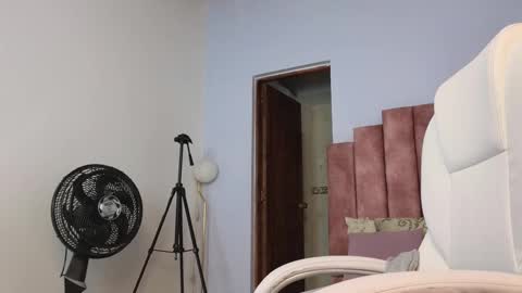 Snapshot of lou_rosse chatting on 02/11/25, 08:31  Lou Rosse  online show from 02/11/25, 08:31