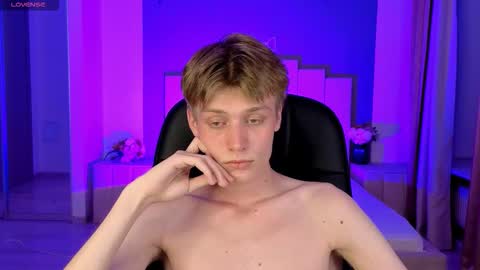 Snapshot of louie_evans chatting on 09/15/25, 10:10 louie_evans online show from 09/15/25, 10:10