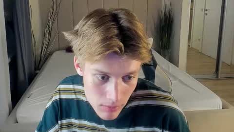 Snapshot of louie_evans chatting on 09/29/25, 05:18 louie_evans online show from 09/29/25, 05:18