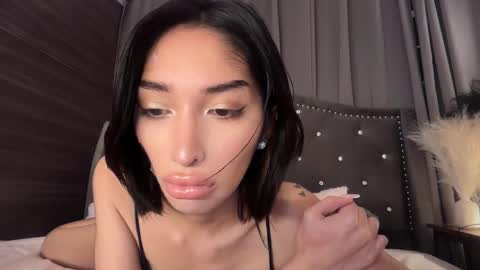 Snapshot of louiseelizabeth chatting on 12/05/25, 05:42 samantha online show from 12/05/25, 05:42