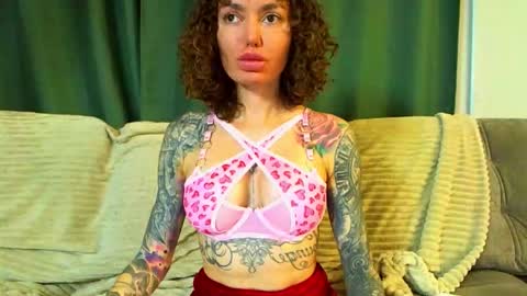 Snapshot of love_attation chatting on 11/17/25, 01:44 Cute face online show from 11/17/25, 01:44