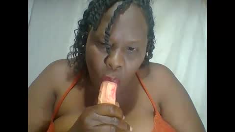 Snapshot of lovebigmelon chatting on 12/01/25, 02:05 Lynn online show from 12/01/25, 02:05