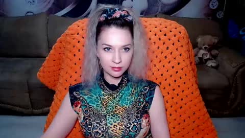 Snapshot of lovellymalina chatting on 01/01/25, 12:22 private open online show from 01/01/25, 12:22