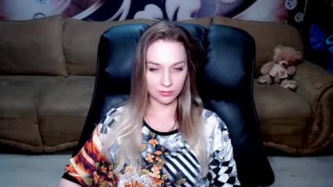 Snapshot of lovellymalina chatting on 01/13/25, 05:12 private open online show from 01/13/25, 05:12