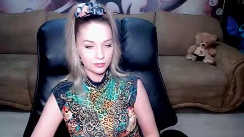 Snapshot of lovellymalina chatting on 01/18/25, 04:42 private open online show from 01/18/25, 04:42