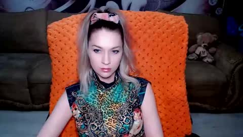 Snapshot of lovellymalina chatting on 02/01/25, 04:00 private open online show from 02/01/25, 04:00