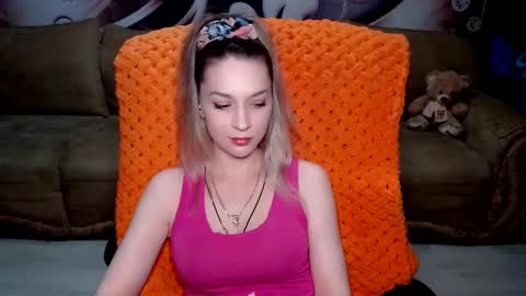 Snapshot of lovellymalina chatting on 02/05/25, 04:36 private open online show from 02/05/25, 04:36
