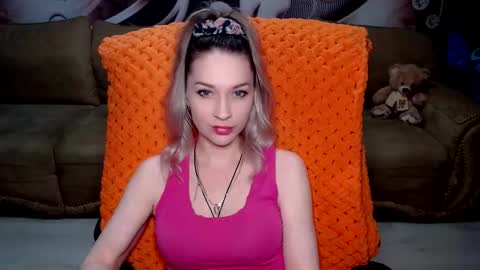 Snapshot of lovellymalina chatting on 02/10/25, 02:16 private open online show from 02/10/25, 02:16