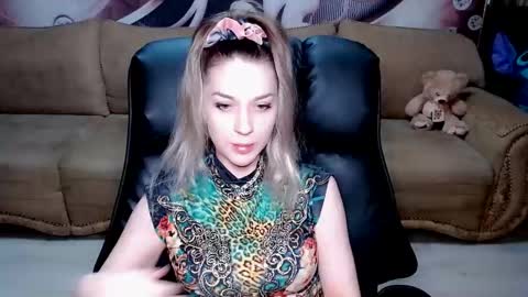 Snapshot of lovellymalina chatting on 03/11/25, 09:02 private open online show from 03/11/25, 09:02