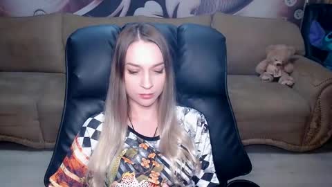 Snapshot of lovellymalina chatting on 03/12/25, 08:51 private open online show from 03/12/25, 08:51