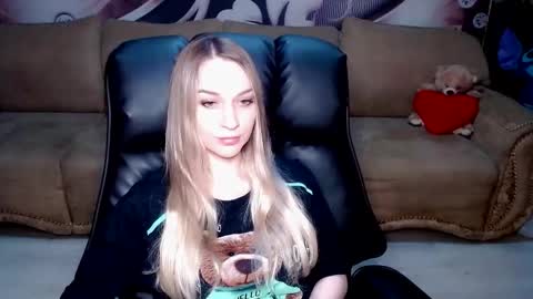 Snapshot of lovellymalina chatting on 09/13/25, 01:44 private open online show from 09/13/25, 01:44