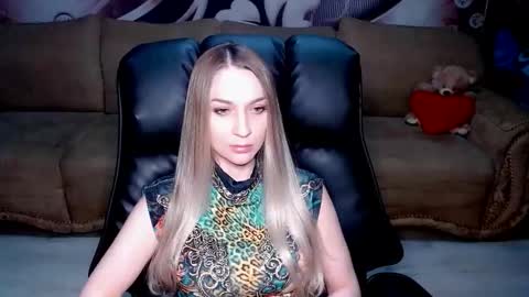 Snapshot of lovellymalina chatting on 09/20/25, 03:35 private open online show from 09/20/25, 03:35