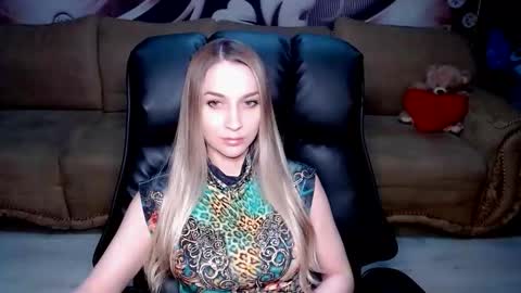 Snapshot of lovellymalina chatting on 10/01/25, 02:23 private open online show from 10/01/25, 02:23