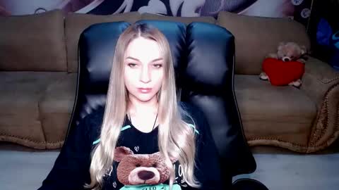 Snapshot of lovellymalina chatting on 10/07/25, 05:10 private open online show from 10/07/25, 05:10