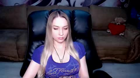 Snapshot of lovellymalina chatting on 10/12/25, 01:10 private open online show from 10/12/25, 01:10
