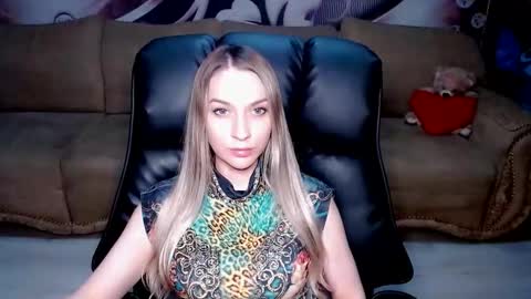 Snapshot of lovellymalina chatting on 10/18/25, 05:14 private open online show from 10/18/25, 05:14