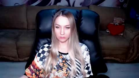 Snapshot of lovellymalina chatting on 10/19/25, 02:29 private open online show from 10/19/25, 02:29
