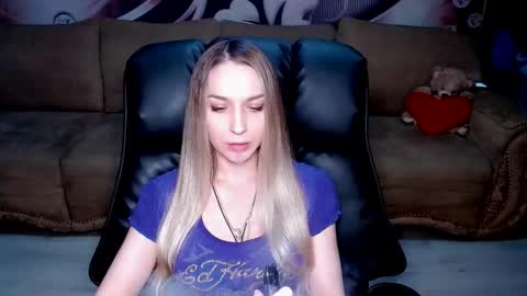 Snapshot of lovellymalina chatting on 10/25/25, 02:24 private open online show from 10/25/25, 02:24